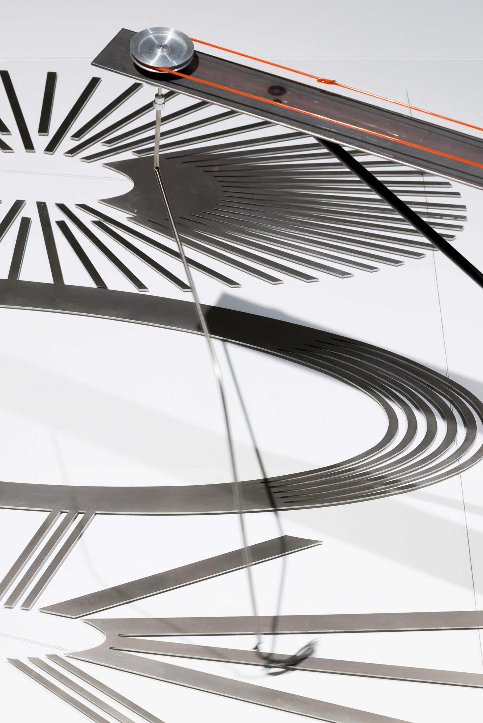 毛利悠子《めくる装置、3つのヴェール》2018年–、「キュレトリアル・スタディズ 12：泉/Fountain1917–2017 Case5：散種 by 毛利悠子」展示風景、2018年、京都国立近代美術館