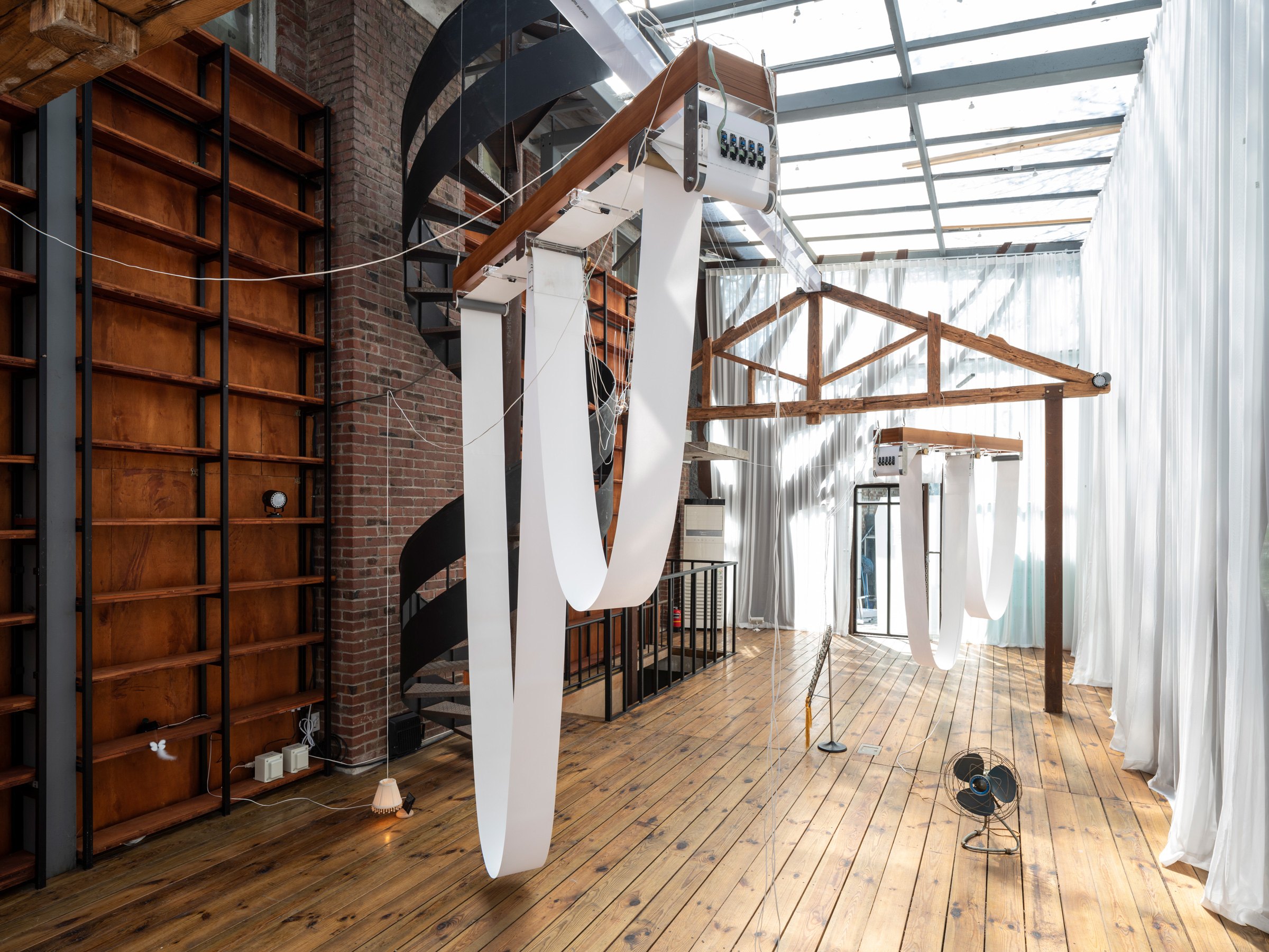 毛利悠子《I/O》2011年–、「第14回光州ビエンナーレ」展示風景、2023年、ホランガシナム・アート・ポリゴン